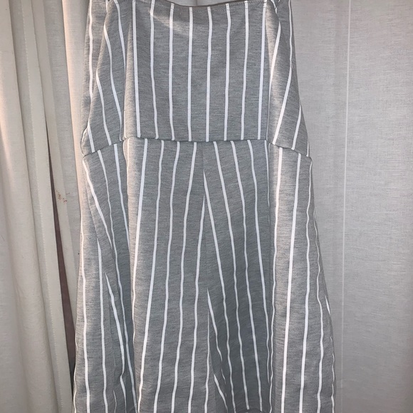 Grey and white plunged neck romper - Picture 3 of 5